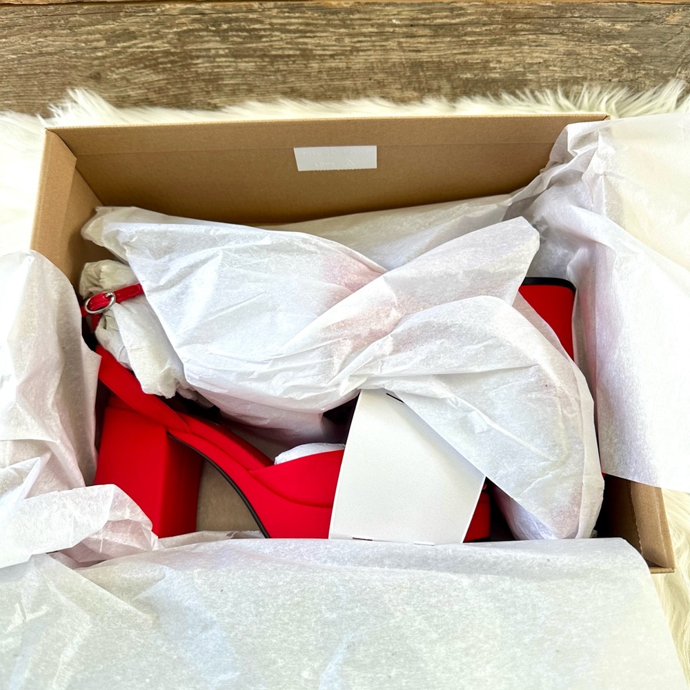 STEVE MADDEN | Aerin Vibrant Red Platform Block Heels - Picture 7 of 8